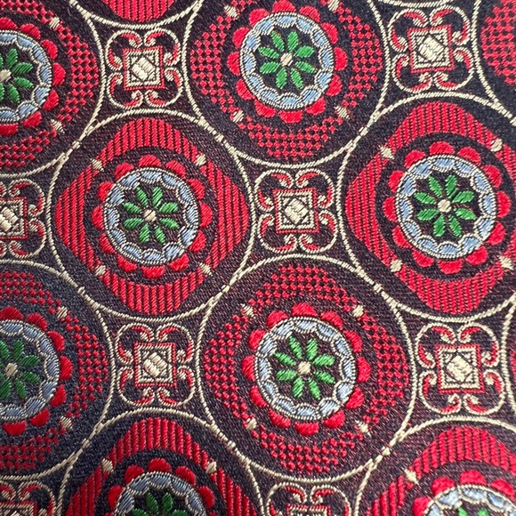 Cape Cod Neckwear Silk Tie Medallion Pattern Red Intricate 3.25x60 - Picture 2 of 5
